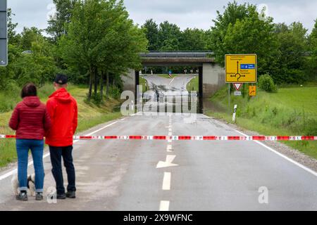 02.06.2024, Bad Woerishofen im Unterallgaeu, Hochwasser nach andauernden Regenfaellen, in der Unterfuehrung der Autobahn A96 zum Skylinepark BEI Kirchdorf steht einen Tag nach dem Hochwasser noch der Grundwasserspiegel, zwei Radfahrer fahren unerschrocken durch die Fluten, Passanten, auch Katastergoben, Tourgigoben. 02.06.2024, Hochwasser 02.06.2024, Hochwasser *** 02 06 2024, Bad Woerishofen in Unterallgaeu, inondation après des pluies continues, dans le passage souterrain de l'autoroute A96 au Skylinepark près de Kirchdorf le niveau des eaux souterraines est encore debout un jour Banque D'Images