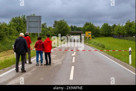 02.06.2024, Bad Woerishofen im Unterallgaeu, Hochwasser nach andauernden Regenfaellen, in der Unterfuehrung der Autobahn A96 zum Skylinepark BEI Kirchdorf steht einen Tag nach dem Hochwasser noch der Grundwasserspiegel, zwei Radfahrer fahren unerschrocken durch die Fluten, Passanten, auch Katastergoben, Tourgigoben. 02.06.2024, Hochwasser 02.06.2024, Hochwasser *** 02 06 2024, Bad Woerishofen in Unterallgaeu, inondation après des pluies continues, dans le passage souterrain de l'autoroute A96 au Skylinepark près de Kirchdorf le niveau des eaux souterraines est encore debout un jour Banque D'Images