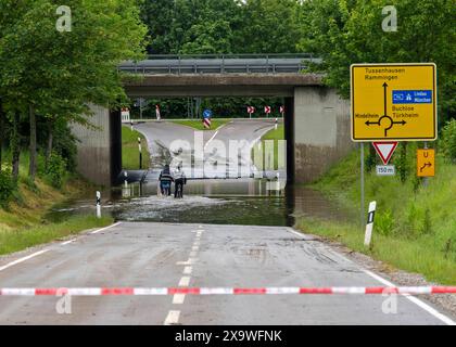 02.06.2024, Bad Woerishofen im Unterallgaeu, Hochwasser nach andauernden Regenfaellen, in der Unterfuehrung der Autobahn A96 zum Skylinepark BEI Kirchdorf steht einen Tag nach dem Hochwasser noch der Grundwasserspiegel, zwei Radfahrer fahren unerschrocken durch die Fluten. 02.06.2024, Hochwasser 02.06.2024, Hochwasser *** 02 06 2024, Bad Woerishofen in Unterallgaeu, inondation après des pluies continues, dans le passage souterrain de l'autoroute A96 au Skylinepark près de Kirchdorf le niveau des eaux souterraines est toujours debout un jour après l'inondation, deux cyclistes roulent sans crainte à travers l'inondation 02 06 2024, flo Banque D'Images