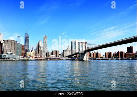 Vue imprenable sur le centre-ville de Manhattan le long de l'Hudson River, avec l'emblématique pont de Brooklyn, mai 2024, America USA Banque D'Images