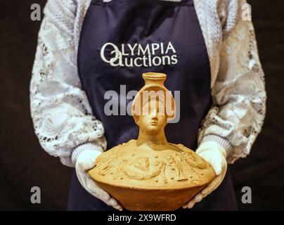 Olympia Auctions, Londres, Royaume-Uni. 03 juin 2024. (L) Une poterie romaine Lagynos, 2ème / 3ème siècle après JC le cou en forme de tête de femme à la coiffure flavienne, le corps décoré en relief avec des guirlandes, des masques de théâtre et de petites figures drapées, le dessous avec des lettres gravées indistinctes est £500-800 Enchère 5 juin 2024.Paul Quezada-Neiman/AlamyLive News Credit: Paul Quezada-Neiman/Alamy Live News Banque D'Images