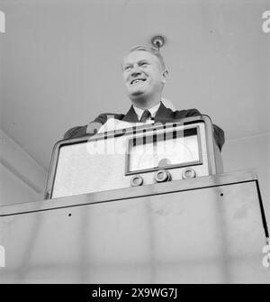 Current 25/26-1946: Les saboteurs. Actuellement, les saboteurs de l'époque de la guerre qui sont maintenant en travail pacifique sont en visite. Ici directeur salve Staubo i Høvding usine de radio à Oslo. Pendant la guerre, il construisit entre autres des émetteurs et des récepteurs à ondes courtes pratiques pour le commandement central des Forces intérieures. Maintenant, la société de Staubo fabrique des radios légales sur une base continue, et Staubo affirme que les radios norvégiennes sont tout aussi bonnes que les radios étrangères. Photo : aktuell / NTB ***la photo n'est pas traitée*** Banque D'Images