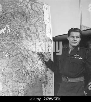 Current 25/26-1946: Les saboteurs. Actuellement, les saboteurs de l'époque de la guerre qui sont maintenant en travail pacifique sont en visite. Le capitaine Hugo Munthe-Kaas de Tromsø a été instructeur HS dans la région de Begnadalen-Randsfjorden de novembre 1944 jusqu'à la libération. Auparavant, il avait été « chez lui » en mission depuis l'Angleterre. Il se souvient affectueusement de la belle attitude de 'Skau-gutta'. Photo : aktuell / NTB ***la photo n'est pas traitée*** Banque D'Images