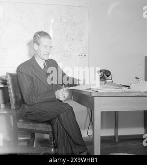 Current 25/26-1946: Les saboteurs. Actuellement, les saboteurs de l'époque de la guerre qui sont maintenant en travail pacifique sont en visite. John Kristoffersen a été officier dans le département de renseignement du haut commandement des forces armées norvégiennes de 1943 jusqu'à la libération, avec des zones d'activité dans le nord de la Norvège et la région d'Oslo. La station de radio de Kristoffersen sur Lurøy a été découverte par le Rinnanbanden, et les Allemands ont lancé la plus grande opération entreprise dans le nord de la Norvège. Après une évasion ardue, il est arrivé en sécurité, mais a été arrêté et placé à Akershus. Pendant la libération, la Gestapo Banque D'Images