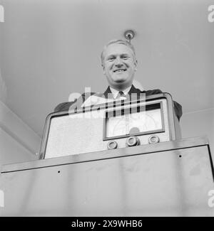 Current 25/26-1946: Les saboteurs. Actuellement, les saboteurs de l'époque de la guerre qui sont maintenant en travail pacifique sont en visite. Ici directeur salve Staubo i Høvding usine de radio à Oslo. Pendant la guerre, il construisit entre autres des émetteurs et des récepteurs à ondes courtes pratiques pour le commandement central des Forces intérieures. Maintenant, la société de Staubo fabrique des radios légales sur une base continue, et Staubo affirme que les radios norvégiennes sont tout aussi bonnes que les radios étrangères. Photo : aktuell / NTB ***la photo n'est pas traitée*** Banque D'Images