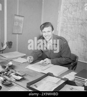 Current 25/26-1946: Les saboteurs. Actuellement, les saboteurs de l'époque de la guerre qui sont maintenant en travail pacifique sont en visite. Le capitaine Hugo Munthe-Kaas de Tromsø a été instructeur HS dans la région de Begnadalen-Randsfjorden de novembre 1944 jusqu'à la libération. Auparavant, il avait été « chez lui » en mission depuis l'Angleterre. Il se souvient affectueusement de la belle attitude de 'Skau-gutta'. Photo : aktuell / NTB ***la photo n'est pas traitée*** Banque D'Images