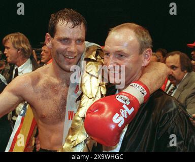 FILED - 27 septembre 1993, Rhénanie du Nord-Westphalie, Duesseldorf : le champion du monde de boxe Henry Maske (g) et son ancien entraîneur Manfred Wolke rient lors de la cérémonie de remise des prix. Le champion poids lourd de Francfort/Oder avait défendu avec succès le titre qu'il avait remporté le 20 mars 1993 pour la première fois lors d'un combat de douze manches contre le challenger américain Hembrick dans la Philipshalle à Düsseldorf. L'ancien entraîneur à succès de Henry Maske est décédé mercredi dernier à l'âge de 81 ans après une longue et grave maladie dans sa ville natale de Francfort/Oder, comme Maske l'a confirmé à l'Agence de presse allemande le lundi Banque D'Images