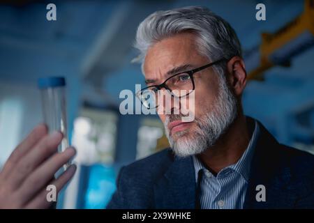 Automatisation, ingénieur robotique travaillant sur le système mécanique du bras robotique. Concept de technologie moderne dans les industries, les processus automatisés, l'automobile Banque D'Images