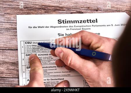 Bavière, Allemagne - 30 mai 2024 : image symbolique élection européenne 2024. Documents électoraux avec bulletins de vote et bulletins de vote postaux *** Symbolbild Europawahl 2024. Wahlunterlagen mit Stimmzettel und Briefwahldokumente Banque D'Images