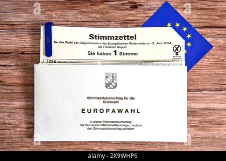 Bavière, Allemagne - 30 mai 2024 : image symbolique élection européenne 2024. Documents électoraux avec bulletins de vote et bulletins de vote postaux *** Symbolbild Europawahl 2024. Wahlunterlagen mit Stimmzettel und Briefwahldokumente Banque D'Images