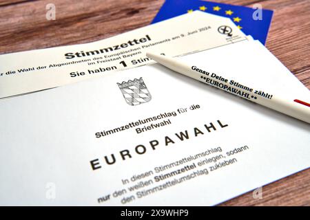 Bavière, Allemagne - 30 mai 2024 : image symbolique élection européenne 2024. Documents électoraux avec bulletins de vote et bulletins de vote postaux *** Symbolbild Europawahl 2024. Wahlunterlagen mit Stimmzettel und Briefwahldokumente Banque D'Images