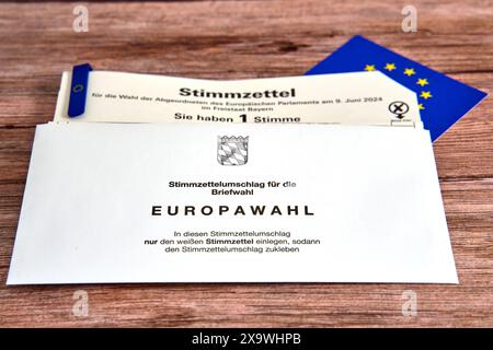 Bavière, Allemagne - 30 mai 2024 : image symbolique élection européenne 2024. Documents électoraux avec bulletins de vote et bulletins de vote postaux *** Symbolbild Europawahl 2024. Wahlunterlagen mit Stimmzettel und Briefwahldokumente Banque D'Images