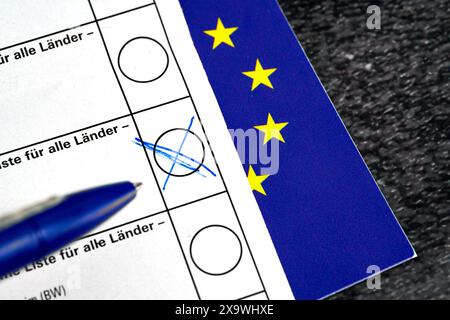 Bavière, Allemagne - 30 mai 2024 : image symbolique élection européenne 2024. Documents électoraux avec bulletins de vote et bulletins de vote postaux *** Symbolbild Europawahl 2024. Wahlunterlagen mit Stimmzettel und Briefwahldokumente Banque D'Images