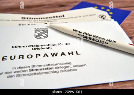 Bavière, Allemagne - 30 mai 2024 : image symbolique élection européenne 2024. Documents électoraux avec bulletins de vote et bulletins de vote postaux *** Symbolbild Europawahl 2024. Wahlunterlagen mit Stimmzettel und Briefwahldokumente Banque D'Images