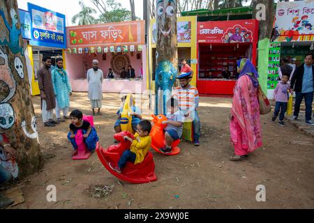 Les enfants apprécient la Foire du livre Amar Ekushey à Suhrawardi Udyan à Dhaka, Bangladesh. Banque D'Images