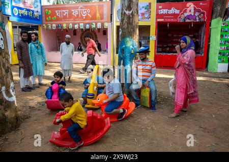 Les enfants apprécient la Foire du livre Amar Ekushey à Suhrawardi Udyan à Dhaka, Bangladesh. Banque D'Images