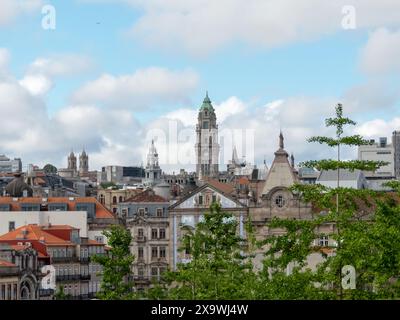 PORTO, PORTUGAL - 25 AVRIL 2024 : vue sur le centre-ville de Porto depuis le point de vue de la cathédrale. Banque D'Images