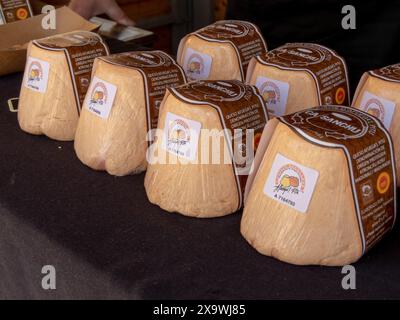 OVIEDO, ESPAGNE - 10 MAI 2024 : fromage épicé rouge Afuega'l pitu avec paprika fumé lors de la Foire de l'Ascension à Oviedo, Asturies, Espagne. Banque D'Images