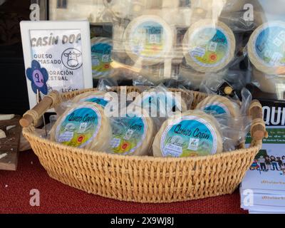 OVIEDO, ESPAGNE - 10 MAI 2024 : Casin fromage dans le panier décoratif lors de la Foire de l'Ascension à Oviedo, Asturies, Espagne. Banque D'Images