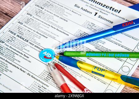 Bavière, Allemagne - 30 mai 2024 : image symbolique des élections européennes 2024. Documents électoraux avec bulletins de vote et bulletins de vote postaux avec stylos à bille des partis allemands, AFD Alternative pour l'Allemagne, SPD Parti social-démocrate d'Allemagne, FDP Parti démocratique libre, CDU Union chrétienne-démocrate d'Allemagne, Bündnis 90 Die Grünen et Die Linke *** Symbolbild Europawahl 2024. Wahlunterlagen mit Stimmzettel und Briefwahldokumente mit Kugelschreiber der deutschen Parteien, AFD Alternative für Deutschland, SPD Sozialdemokratische Partei Deutschlands, FDP Freie Demokratische parte Banque D'Images