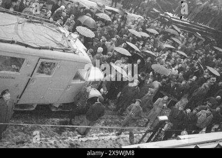 Aktuell 25/26-1946, Stabelavløping på Akers Mekaniske Verksted. Frakteskipet Bataan på 9000 tonn er eid av Fred. Olsen. DET var svart av tilskuere som Med sine paraplyer garderte seg mot det tette snødrevet. Til venstre på bildet Kringkastingens bil. F oto : aktuell / NTB***foto er ikke bildebehandlet*** le texte de cette image est traduit automatiquement Banque D'Images