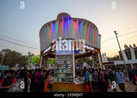 La foule des amateurs de livres à la foire du livre Amar Ekushey à Suhrawardi Udyan à Dhaka, Bangladesh. Banque D'Images