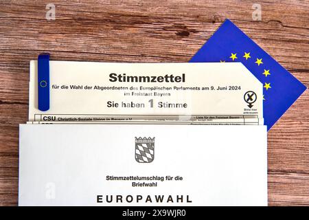 Bavière, Allemagne - 30 mai 2024 : image symbolique élection européenne 2024. Documents électoraux avec bulletins de vote et bulletins de vote postaux *** Symbolbild Europawahl 2024. Wahlunterlagen mit Stimmzettel und Briefwahldokumente Banque D'Images