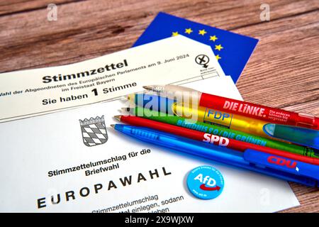 Bavière, Allemagne - 30 mai 2024 : image symbolique des élections européennes 2024. Documents électoraux avec bulletins de vote et bulletins de vote postaux avec stylos à bille des partis allemands, AFD Alternative pour l'Allemagne, SPD Parti social-démocrate d'Allemagne, FDP Parti démocratique libre, CDU Union chrétienne-démocrate d'Allemagne, Bündnis 90 Die Grünen et Die Linke *** Symbolbild Europawahl 2024. Wahlunterlagen mit Stimmzettel und Briefwahldokumente mit Kugelschreiber der deutschen Parteien, AFD Alternative für Deutschland, SPD Sozialdemokratische Partei Deutschlands, FDP Freie Demokratische parte Banque D'Images