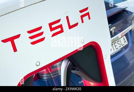 Voitures électriques Tesla dans une centrale électrique Tesla Super charger dans une station-service d'arrêt d'autoroute à Prague, Tchéquie, le 22 mai 2024. Banque D'Images