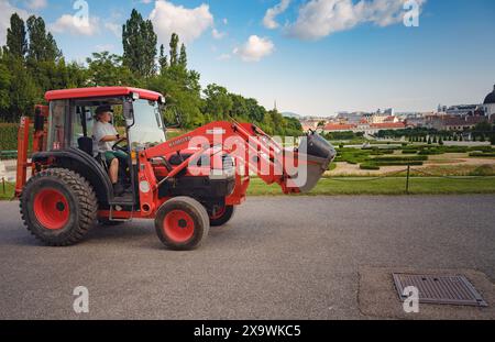 Wien, Autriche - 28 juillet 2023 : parc près du Belvédère supérieur, avec des statues et des éléments d'aménagement paysager dans la journée ensoleillée, travaux d'amélioration et d'entretien du parc, du tractus Banque D'Images