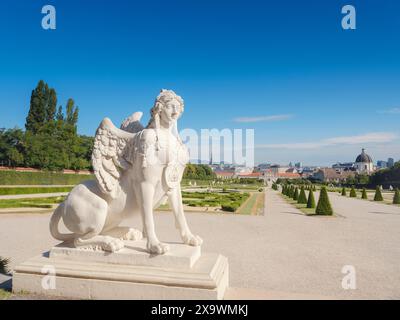 Wien, Autriche - 28 juillet 2023 : parc près du Belvédère supérieur, avec des statues et des éléments paysagers en journée ensoleillée Banque D'Images