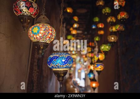 Vieux quartier historique de Dubaï. Lampes suspendues en verre coloré arabe oriental dans la boutique de souvenirs arabes colorés. Banque D'Images