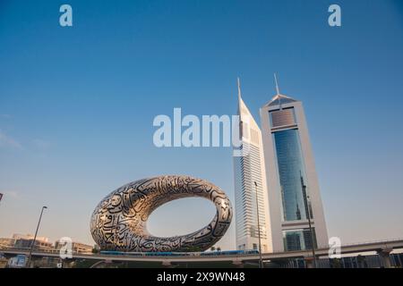 Dubaï, Émirats arabes Unis - 16 janvier 2024 : Musée du futur de Dubaï depuis sheikh zayed Road. Musée futuriste moderne construit selon conçu par l'architecte Shaun Banque D'Images