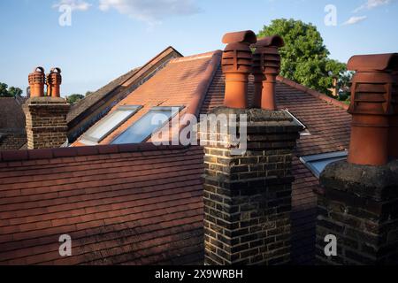 Toits et cheminées d'une maison de banlieue sud de Londres, le 2 juin 2024, à Londres, Angleterre. Banque D'Images