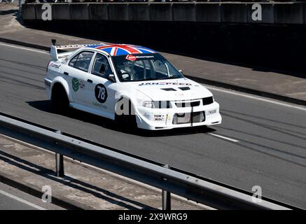 Mitsubishi Evo sur le circuit de vitesse. T43JSS. Coventry Motofest 2024, West Midlands, Royaume-Uni Banque D'Images