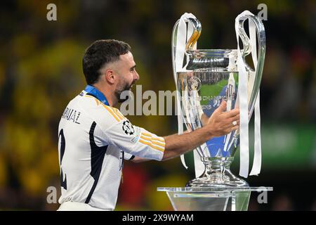 Londres, Royaume-Uni. 01 juin 2024. Football : Ligue des champions, Borussia Dortmund - Real Madrid, finale, stade de Wembley, Madrid Daniel Carvajal célèbre avec le trophée de la Ligue des champions. Crédit : Robert Michael/dpa/Alamy Live News Banque D'Images