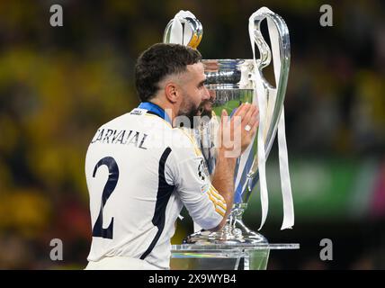 Londres, Royaume-Uni. 01 juin 2024. Football : Ligue des champions, Borussia Dortmund - Real Madrid, finale, stade de Wembley, Madrid Daniel Carvajal célèbre avec le trophée de la Ligue des champions. Crédit : Robert Michael/dpa/Alamy Live News Banque D'Images