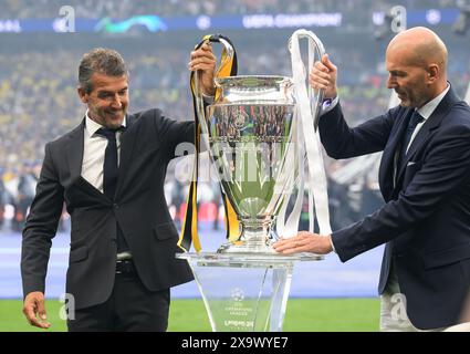 Londres, Royaume-Uni. 01 juin 2024. Football : Ligue des champions, Borussia Dortmund - Real Madrid, finale, stade de Wembley, Karl-Heinz Riedle (l) et Zinedine Zidane apportent le trophée dans le stade. Crédit : Robert Michael/dpa/Alamy Live News Banque D'Images