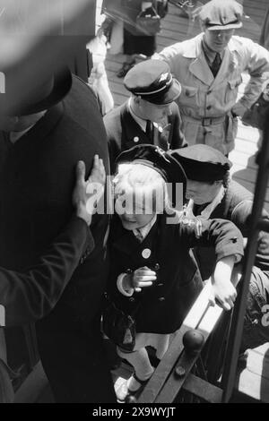 Current 1946 : la lutte pour partir en vacances. Il y a une foule à la porte du train. Photo : Thorbjørn Skotaam / Aktuell / NTB ***la photo n'est pas traitée*** Banque D'Images