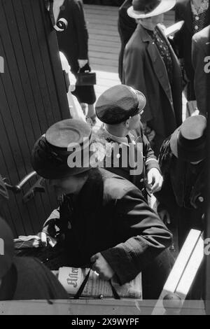 Current 1946 : la lutte pour partir en vacances. Il est à l'étroit pour monter à bord du train. Photo : Thorbjørn Skotaam / Aktuell / NTB ***la photo n'est pas traitée*** Banque D'Images