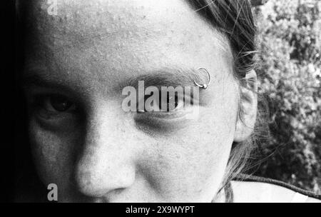 Gros plan Portrait jeune femme Loon op Zand, pays-Bas. Portrait rapproché d'une jeune femme, tourné sur film analogique noir et blanc, 1994. Loon op Zand Loonse & Drunense Duinen Noord-Brabant Nederland Copyright : xGuidoxKoppesxPhotox Banque D'Images