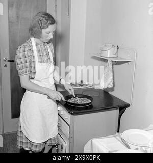 Réel 03- 1945 : une famille de ville assez ordinaire. La famille Torger Kjus. Mme Kjus fait des crêpes sur le poêle. Photo : th. Skotaam / Aktuell / NTB ***photo non traitée*** Banque D'Images