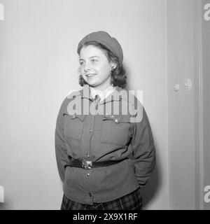 Aktuell 07-08-1946 : Margaret Bergersen fra Bergen. Eventyrlig flink 11-åring. Hun var 11 år da krigen brøt ut og som 13-åring kom Hun i kontakt Med hjemmefronten. Hun reddet hundrevis av russiske krigsfanger og 8 ganger ble hunn arrêert. Nå Bor Hun hos den sovjetiske handelsattasjeen i påvente av reise til Sovjetunionen. Foto : th. Skotaam / Aktuell / NTB ***Foto er ikke bildebehandlet*** le texte de cette image est traduit automatiquement Banque D'Images