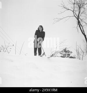 Aktuell 07-08-1946 : Margaret Bergersen fra Bergen. Eventyrlig flink 11-åring. Hun var 11 år da krigen brøt ut og som 13-åring kom Hun i kontakt Med hjemmefronten. Hun reddet hundrevis av russiske krigsfanger og 8 ganger ble hunn arrêert. Nå Bor Hun hos den sovjetiske handelsattasjeen i påvente av reise til Sovjetunionen. Foto : th. Skotaam / Aktuell / NTB ***Foto er ikke bildebehandlet*** le texte de cette image est traduit automatiquement Banque D'Images
