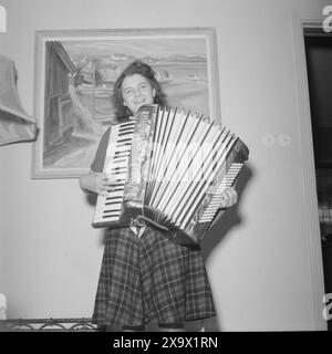 Aktuell 07-08-1946 : Margaret Bergersen fra Bergen. Eventyrlig flink 11-åring. Hun var 11 år da krigen brøt ut og som 13-åring kom Hun i kontakt Med hjemmefronten. Hun reddet hundrevis av russiske krigsfanger og 8 ganger ble hunn arrêert. Nå Bor Hun hos den sovjetiske handelsattasjeen i påvente av reise til Sovjetunionen. Foto : th. Skotaam / Aktuell / NTB ***Foto er ikke bildebehandlet*** le texte de cette image est traduit automatiquement Banque D'Images