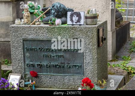 Paris, France, 22 avril 2024:- Une vue de la tombe de Jim Morrison, chanteur principal des Doors au cimetière du Père Lachaise Banque D'Images