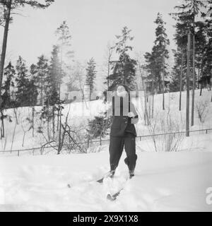 Aktuell 07-08-1946 : Margaret Bergersen fra Bergen. Eventyrlig flink 11-åring. Hun var 11 år da krigen brøt ut og som 13-åring kom Hun i kontakt Med hjemmefronten. Hun reddet hundrevis av russiske krigsfanger og 8 ganger ble hunn arrêert. Nå Bor Hun hos den sovjetiske handelsattasjeen i påvente av reise til Sovjetunionen. Foto : th. Skotaam / Aktuell / NTB ***Foto er ikke bildebehandlet*** le texte de cette image est traduit automatiquement Banque D'Images