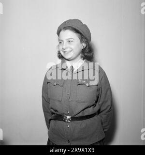 Aktuell 07-08-1946 : Margaret Bergersen fra Bergen. Eventyrlig flink 11-åring. Hun var 11 år da krigen brøt ut og som 13-åring kom Hun i kontakt Med hjemmefronten. Hun reddet hundrevis av russiske krigsfanger og 8 ganger ble hunn arrêert. Nå Bor Hun hos den sovjetiske handelsattasjeen i påvente av reise til Sovjetunionen. Foto : th. Skotaam / Aktuell / NTB ***Foto er ikke bildebehandlet*** le texte de cette image est traduit automatiquement Banque D'Images