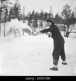 Aktuell 07-08-1946 : Margaret Bergersen fra Bergen. Eventyrlig flink 11-åring. Hun var 11 år da krigen brøt ut og som 13-åring kom Hun i kontakt Med hjemmefronten. Hun reddet hundrevis av russiske krigsfanger og 8 ganger ble hunn arrêert. Nå Bor Hun hos den sovjetiske handelsattasjeen i påvente av reise til Sovjetunionen. Foto : th. Skotaam / Aktuell / NTB ***Foto er ikke bildebehandlet*** le texte de cette image est traduit automatiquement Banque D'Images