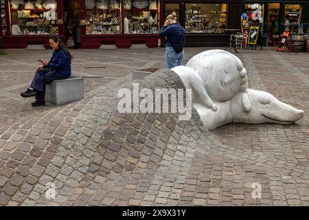 La statue de Nello et Patrache sur la place de onze Lieve Vrouwekathedrall à Anvers Banque D'Images